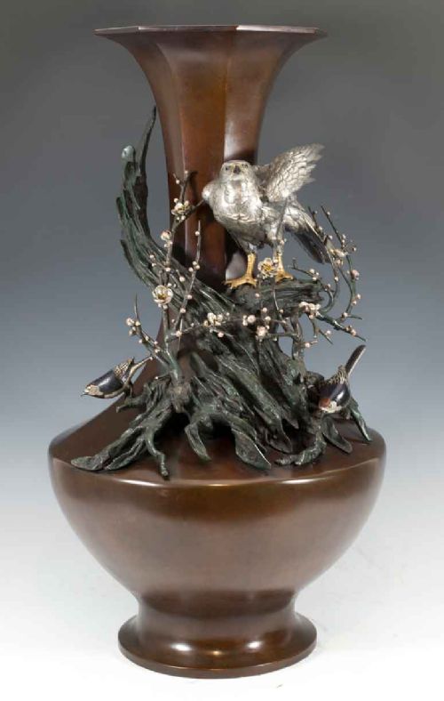 A HIGHLY DECORATIVE LARGE JAPANESE ONLAID EAGLE VASE - ADDITIONAL PHOTO 4