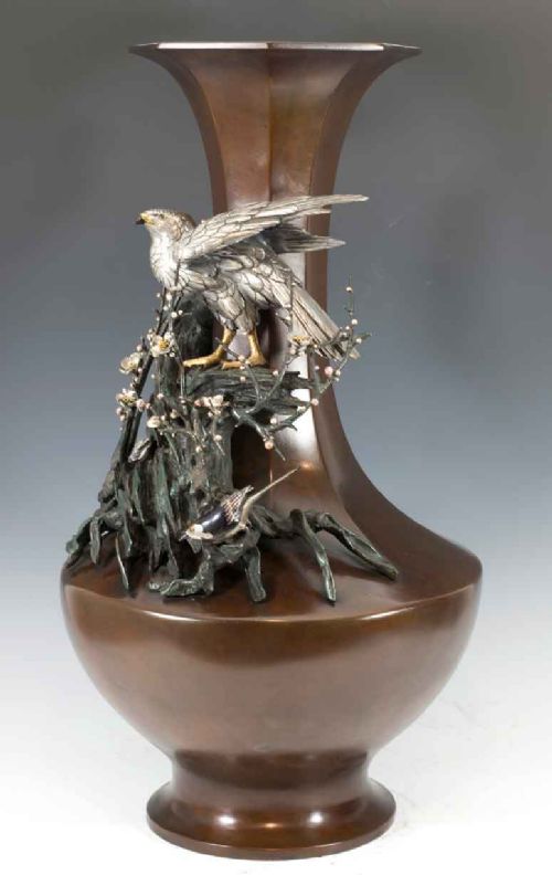 A HIGHLY DECORATIVE LARGE JAPANESE ONLAID EAGLE VASE - ADDITIONAL PHOTO 6