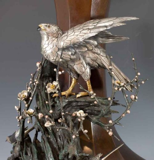 A HIGHLY DECORATIVE LARGE JAPANESE ONLAID EAGLE VASE - ADDITIONAL PHOTO 11