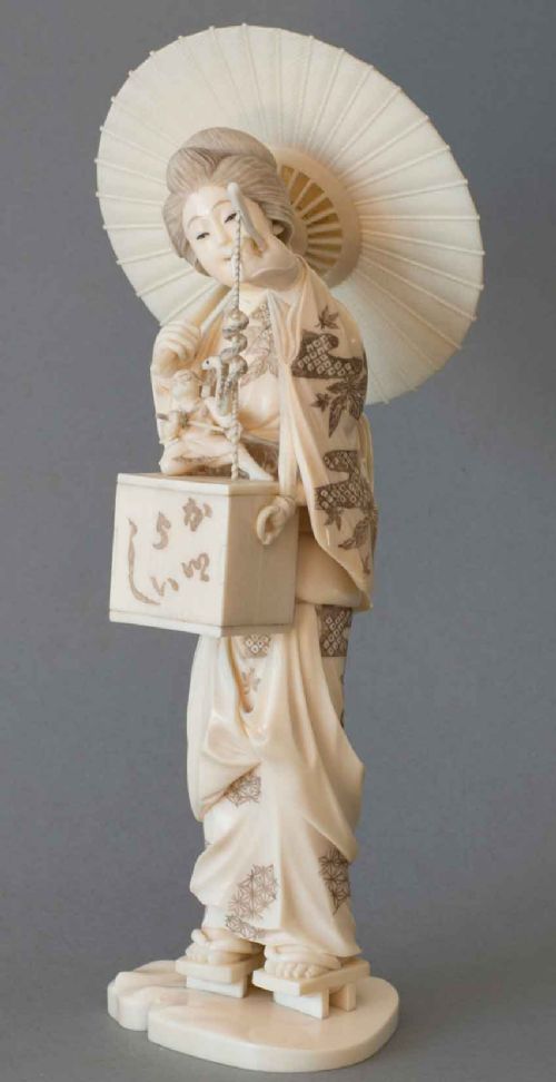 FINE QUALITY JAPANESE IVORY OKIMONO BIJIN PUPPETEER - ADDITIONAL PHOTO 1