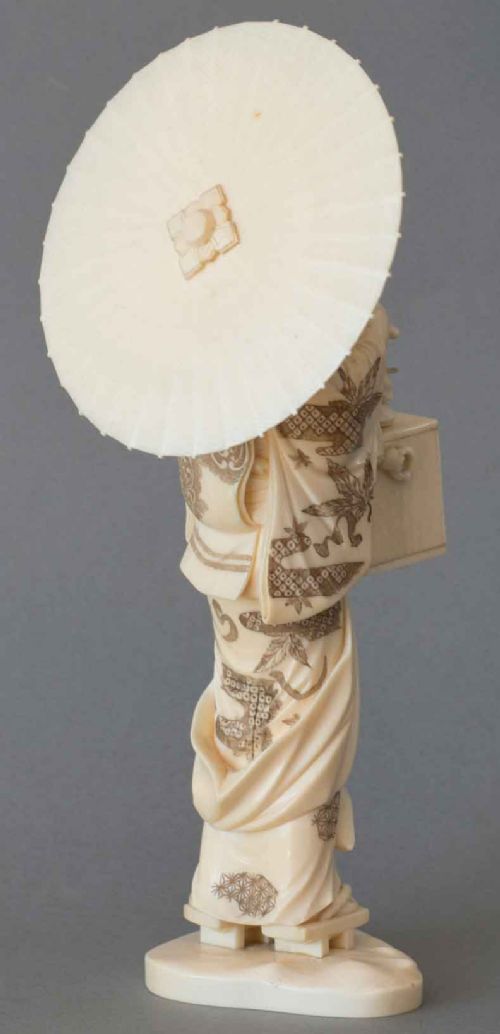FINE QUALITY JAPANESE IVORY OKIMONO BIJIN PUPPETEER - ADDITIONAL PHOTO 4