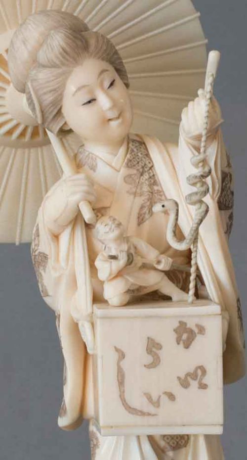FINE QUALITY JAPANESE IVORY OKIMONO BIJIN PUPPETEER - ADDITIONAL PHOTO 8