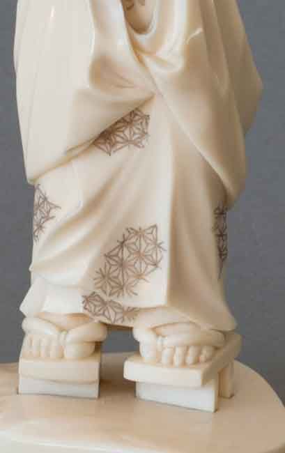FINE QUALITY JAPANESE IVORY OKIMONO BIJIN PUPPETEER - ADDITIONAL PHOTO 13