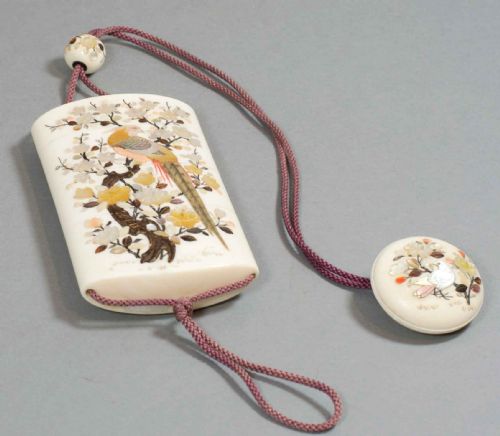 A FINE QUALITY JAPANESE IVORY SHIBAYAMA INRO AND NETSUKE SET - ADDITIONAL PHOTO 5