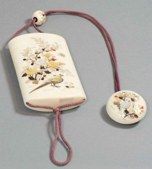 A FINE QUALITY JAPANESE IVORY SHIBAYAMA INRO AND NETSUKE SET - ADDITIONAL PHOTO 6