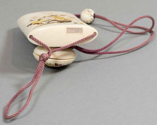 A FINE QUALITY JAPANESE IVORY SHIBAYAMA INRO AND NETSUKE SET - ADDITIONAL PHOTO 8