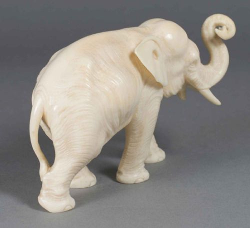 A FINE QUALITY JAPANESE ONE PIECE IVORY ELEPHANT OKIMONO - ADDITIONAL PHOTO 1