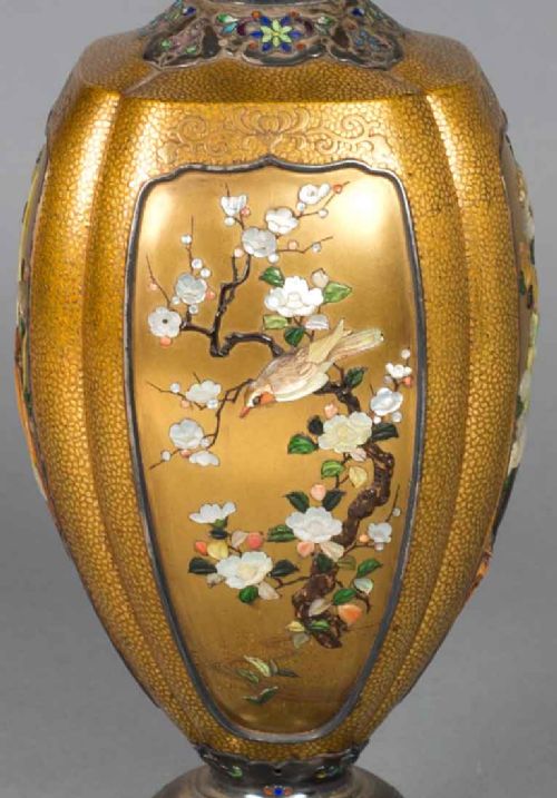 OUTSTANDING PAIR OF JAPANESE GOLD LACQUER SHIBAYAMA VASES - ADDITIONAL PHOTO 5