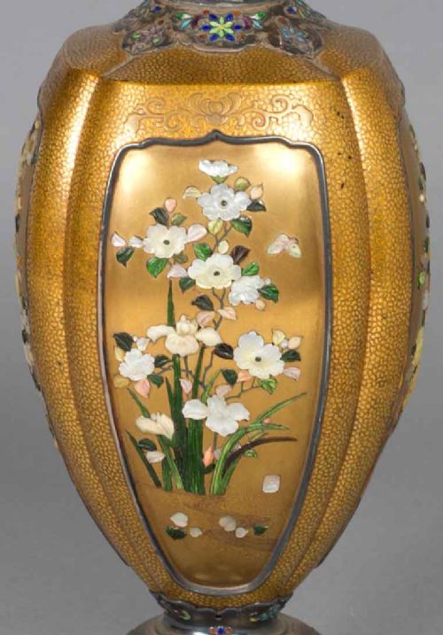 OUTSTANDING PAIR OF JAPANESE GOLD LACQUER SHIBAYAMA VASES - ADDITIONAL PHOTO 7