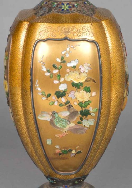 OUTSTANDING PAIR OF JAPANESE GOLD LACQUER SHIBAYAMA VASES - ADDITIONAL PHOTO 9