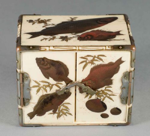 A CHARMING JAPANESE IVORY SHIBAYAMA LACQUERED FISH KODANSU - ADDITIONAL PHOTO 1