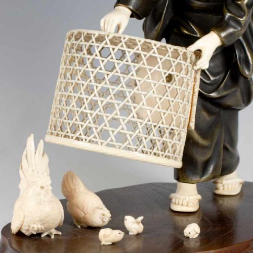 A CHARMING JAPANESE MIXED MEDIA OKIMONO BY IZUMI SEIJO - ADDITIONAL PHOTO 11