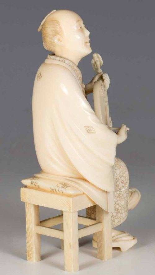 A FINE QUALITY JAPANESE IVORY OKIMONO MUSICIAN - ADDITIONAL PHOTO 1