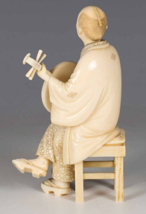 A FINE QUALITY JAPANESE IVORY OKIMONO MUSICIAN - ADDITIONAL PHOTO 4