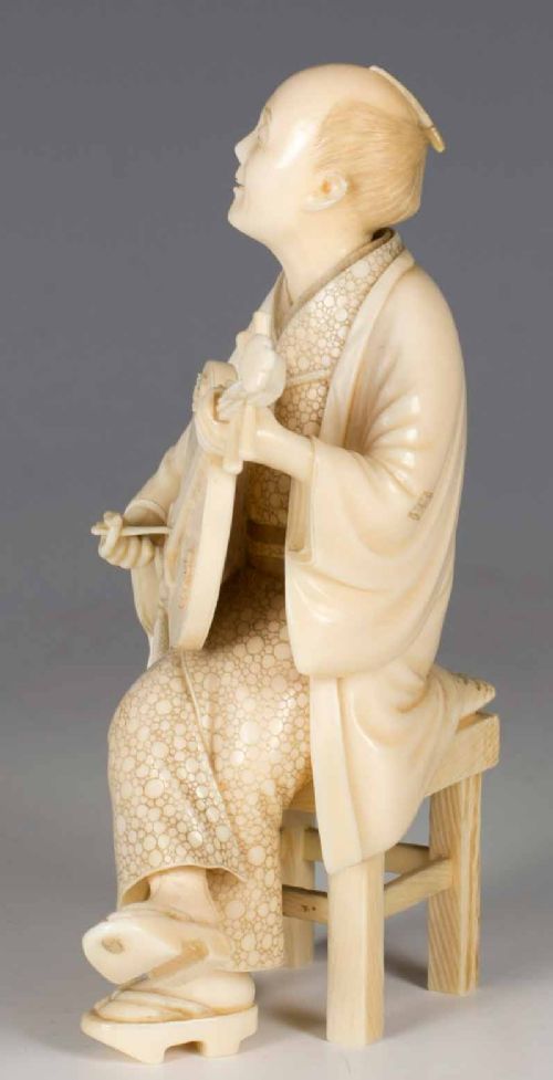 A FINE QUALITY JAPANESE IVORY OKIMONO MUSICIAN - ADDITIONAL PHOTO 5