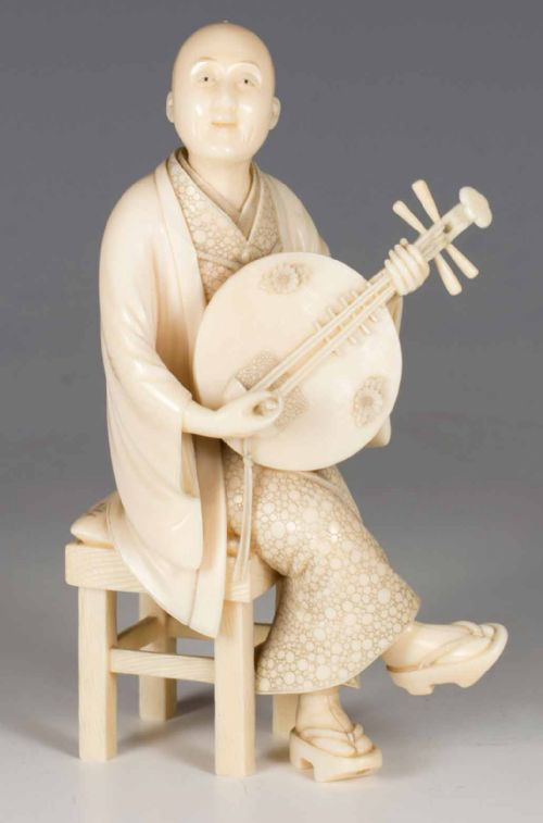 A FINE QUALITY JAPANESE IVORY OKIMONO MUSICIAN - ADDITIONAL PHOTO 7