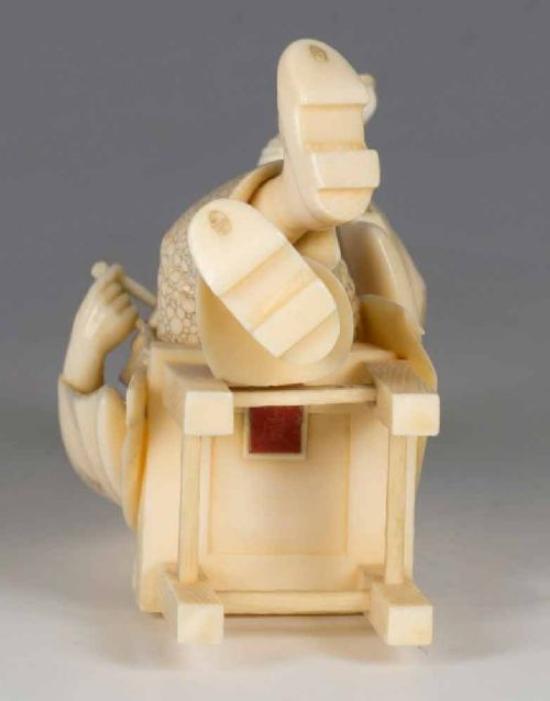 A FINE QUALITY JAPANESE IVORY OKIMONO MUSICIAN - ADDITIONAL PHOTO 12