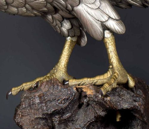 A SUPERB JAPANESE SILVERED BRONZE SEA EAGLE BY AKASOFU GYOKO - ADDITIONAL PHOTO 11