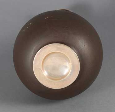 AN EXQUISITE JAPANESE SILVER MOUNTED IRON TANUKI VASE - ADDITIONAL PHOTO 7