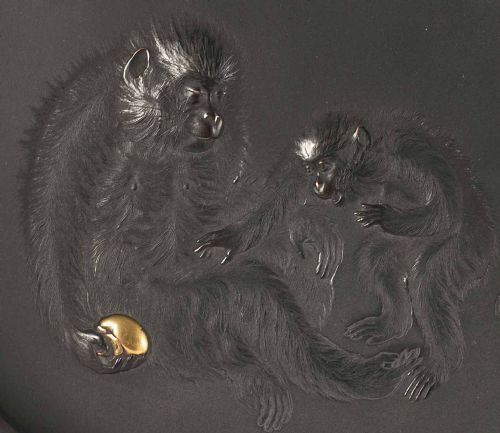 OUTSTANDING QUALITY JAPANESE MIXED METAL MONKEY PLATE ISSHUNKEN SEIJU - ADDITIONAL PHOTO 3