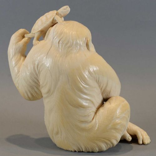 A STUNNING QUALITY JAPANESE IVORY OKIMONO OF AN APE SIGNED MORINO KORIN - ADDITIONAL PHOTO 4