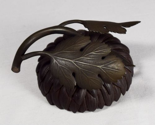 EXCEPTIONAL JAPANESE IRON CHRYSANTHEMUM KOGO BY ISHII MASAO - ADDITIONAL PHOTO 10