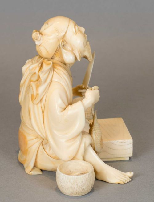 JAPANESE IVORY OKIMONO OF EBISU THE LUCKY GOD OF PROSPERITY AND WEALTH - ADDITIONAL PHOTO 2