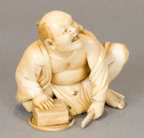 A FINE QUALITY JAPANESE MEIJI PERIOD IVORY OKIMONO OF A THWARTED RAT CATCHER - ADDITIONAL PHOTO 1