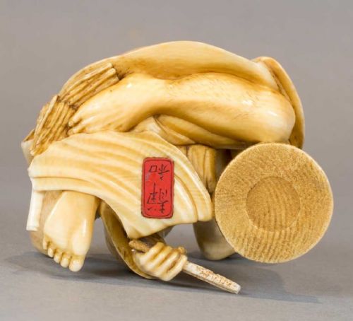 A FINE QUALITY JAPANESE MEIJI PERIOD IVORY OKIMONO OF A THWARTED RAT CATCHER - ADDITIONAL PHOTO 7