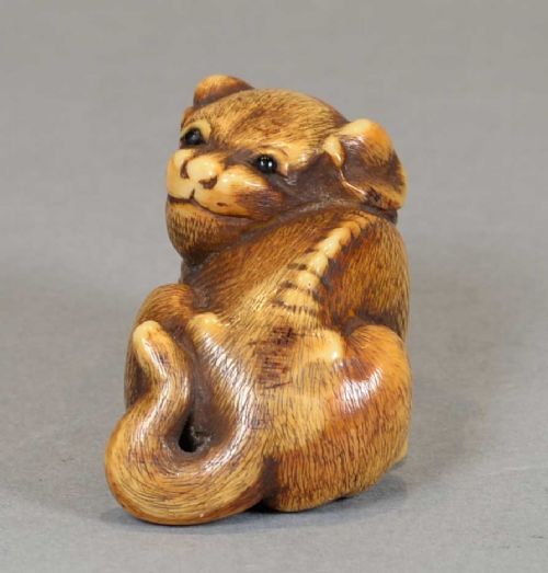 A CHARMING JAPANESE EDO PERIOD IVORY NETSUKE OF A PUPPY DOG CLUTCHING A BALL - ADDITIONAL PHOTO 5