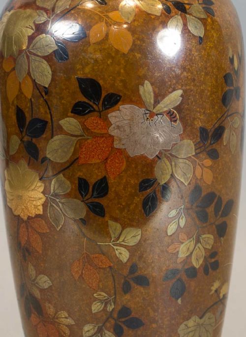 A DECORATIVE PAIR OF JAPANESE INLAID MIXED METAL VASES BY NOGAWA COMPANY - ADDITIONAL PHOTO 6