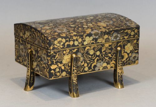 japanese komai style karabitsu lidded box - CATEGORY: ANTIQUE BOXES - DATED 1910