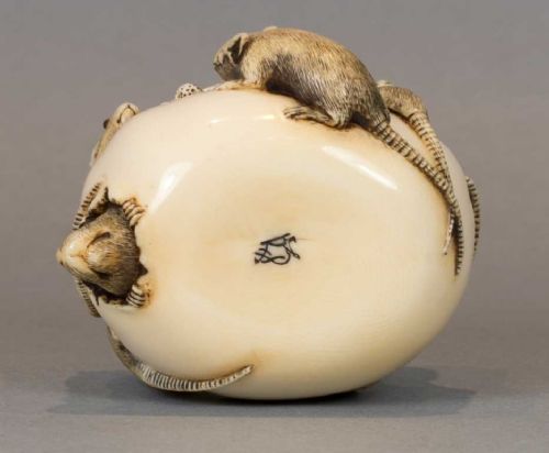 A DELIGHTFUL JAPANESE STAINED IVORY OKIMONO OF A RAT GROUP - ADDITIONAL PHOTO 6