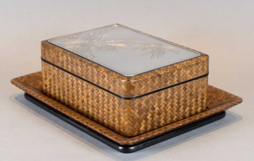 A JAPANESE SILVER MOUNTED AND BASKET WEAVE TRINKET BOX ON STAND - ADDITIONAL PHOTO 3