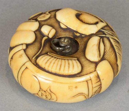 rare japanese ivory edo period manju netsuke depicting the tea ceremony chanoyu - CATEGORY: ANTIQUE MISCELLANEOUS - DATED 1800