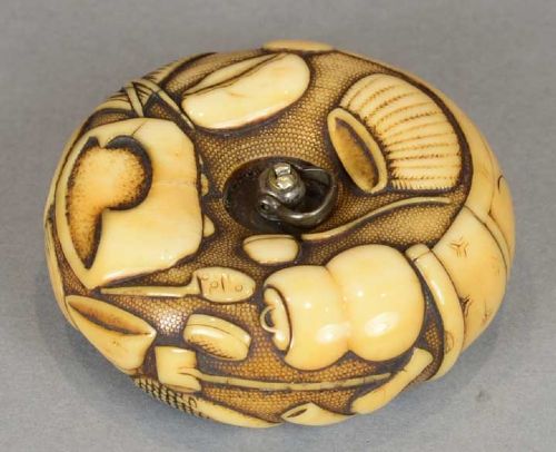 RARE JAPANESE IVORY EDO PERIOD MANJU NETSUKE DEPICTING THE TEA CEREMONY CHANOYU - ADDITIONAL PHOTO 1