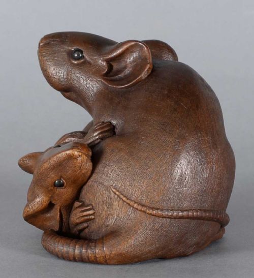 A CHARMING JAPANESE WOODEN OKIMONO RAT GROUP SIGNED GYOKUMIN - ADDITIONAL PHOTO 5