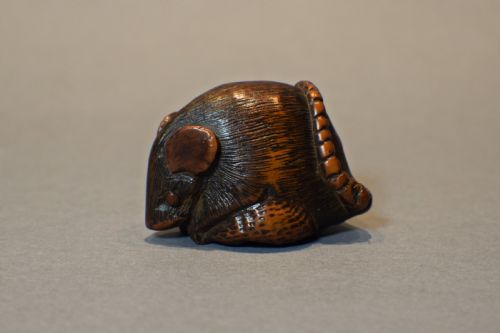 a japanese boxwood netsuke depicting a rat clutching a chestnut - CATEGORY: ANTIQUE MISCELLANEOUS - DATED 1890