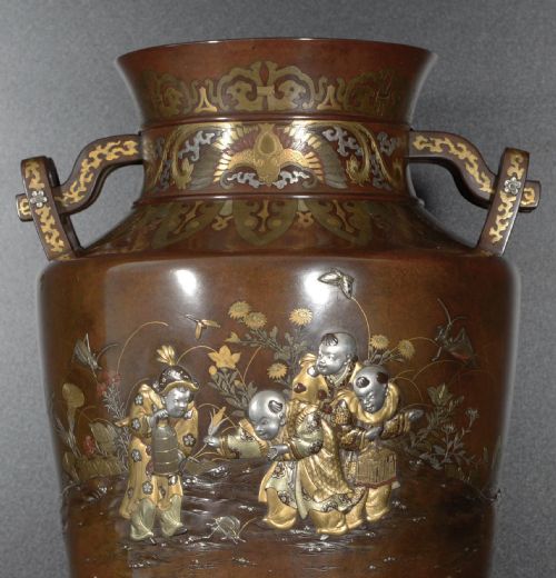 A LARGE JAPANESE MIXED METAL VASE ON STAND DEPICTING BOYS CATCHING CRICKETS - ADDITIONAL PHOTO 4