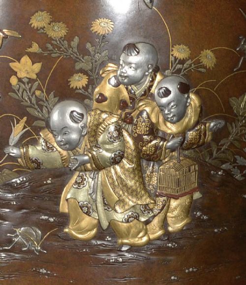 A LARGE JAPANESE MIXED METAL VASE ON STAND DEPICTING BOYS CATCHING CRICKETS - ADDITIONAL PHOTO 7