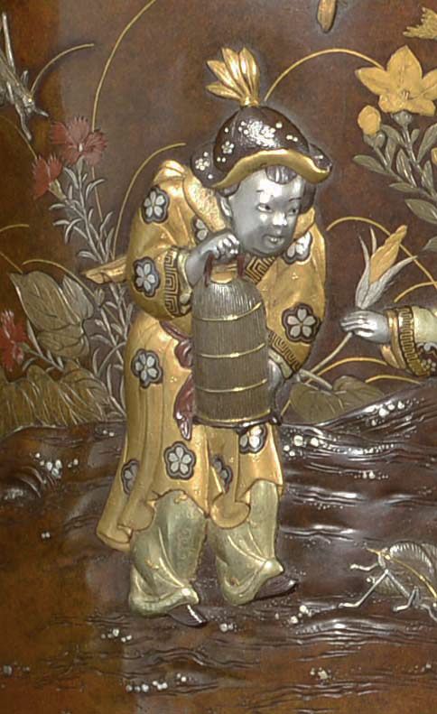 A LARGE JAPANESE MIXED METAL VASE ON STAND DEPICTING BOYS CATCHING CRICKETS - ADDITIONAL PHOTO 9