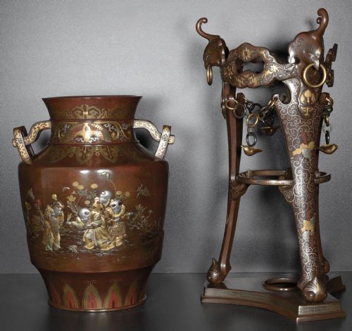 A LARGE JAPANESE MIXED METAL VASE ON STAND DEPICTING BOYS CATCHING CRICKETS - ADDITIONAL PHOTO 13