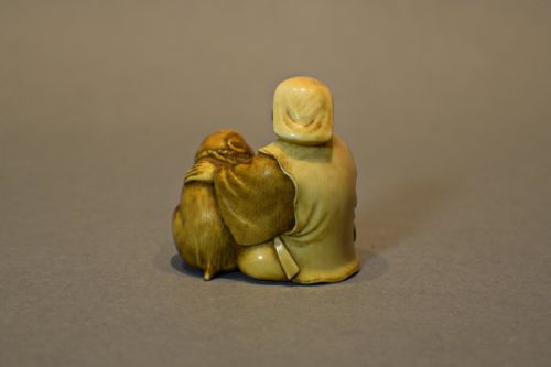 A CHARMING JAPANESE IVORY OKIMONO OF A SEATED MONKEY SARUMAWASHI SIGNED - ADDITIONAL PHOTO 3