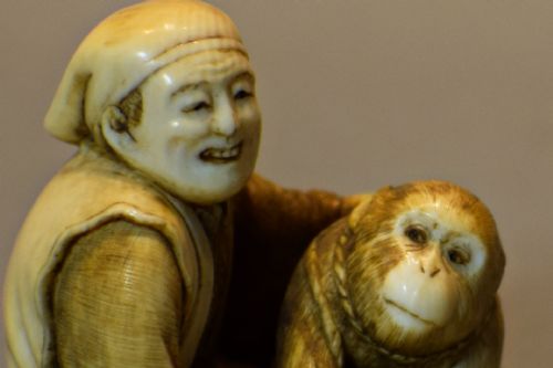 A CHARMING JAPANESE IVORY OKIMONO OF A SEATED MONKEY SARUMAWASHI SIGNED - ADDITIONAL PHOTO 7