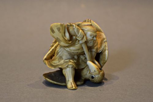 JAPANESE IVORY OKIMONO OF SAMURAI INO HAYATA SLAYING THE GIANT BIRD - ADDITIONAL PHOTO 1