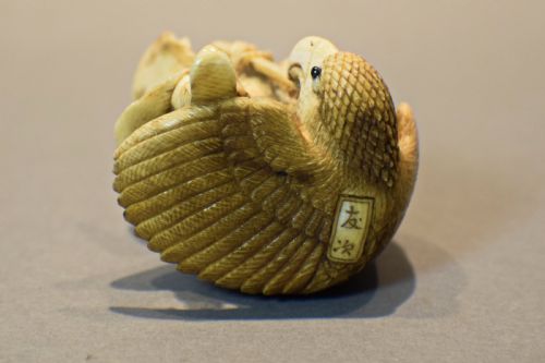 JAPANESE IVORY OKIMONO OF SAMURAI INO HAYATA SLAYING THE GIANT BIRD - ADDITIONAL PHOTO 6