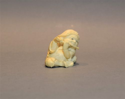 A JAPANESE IVORY OKIMONO OF A BOY PLAYING FLUTE SIGNED KOGYOKU - ADDITIONAL PHOTO 1