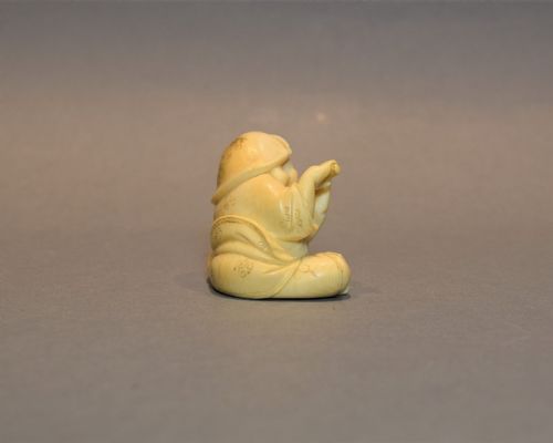 A JAPANESE IVORY OKIMONO OF A BOY PLAYING FLUTE SIGNED KOGYOKU - ADDITIONAL PHOTO 2