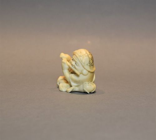 A JAPANESE IVORY OKIMONO OF A BOY PLAYING FLUTE SIGNED KOGYOKU - ADDITIONAL PHOTO 4