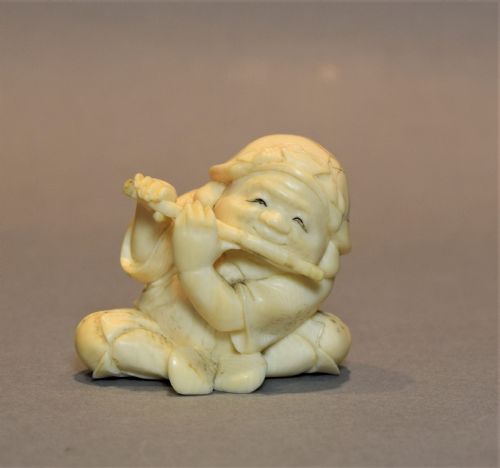 A JAPANESE IVORY OKIMONO OF A BOY PLAYING FLUTE SIGNED KOGYOKU - ADDITIONAL PHOTO 5